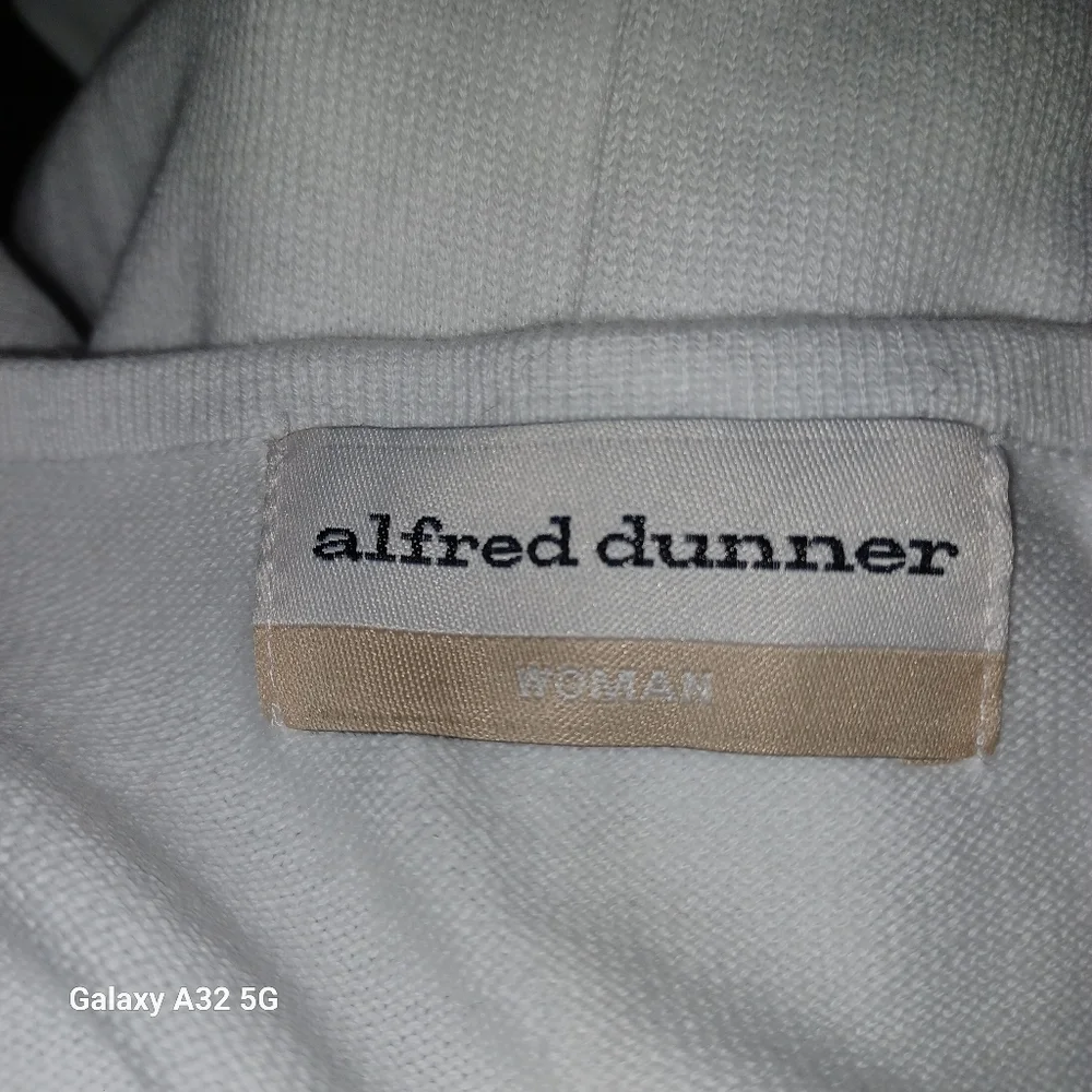 Alfred Dunner New Women Size 1X White Top with Blue Floral Embroidery - Picture 2 of 10